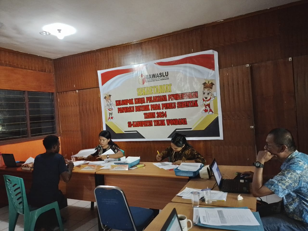 Hari Ke-2 (dua) Penerima Berkas dan Pendaftaran Panwaslu Distrik Se-Kabupaten Teluk Wondama