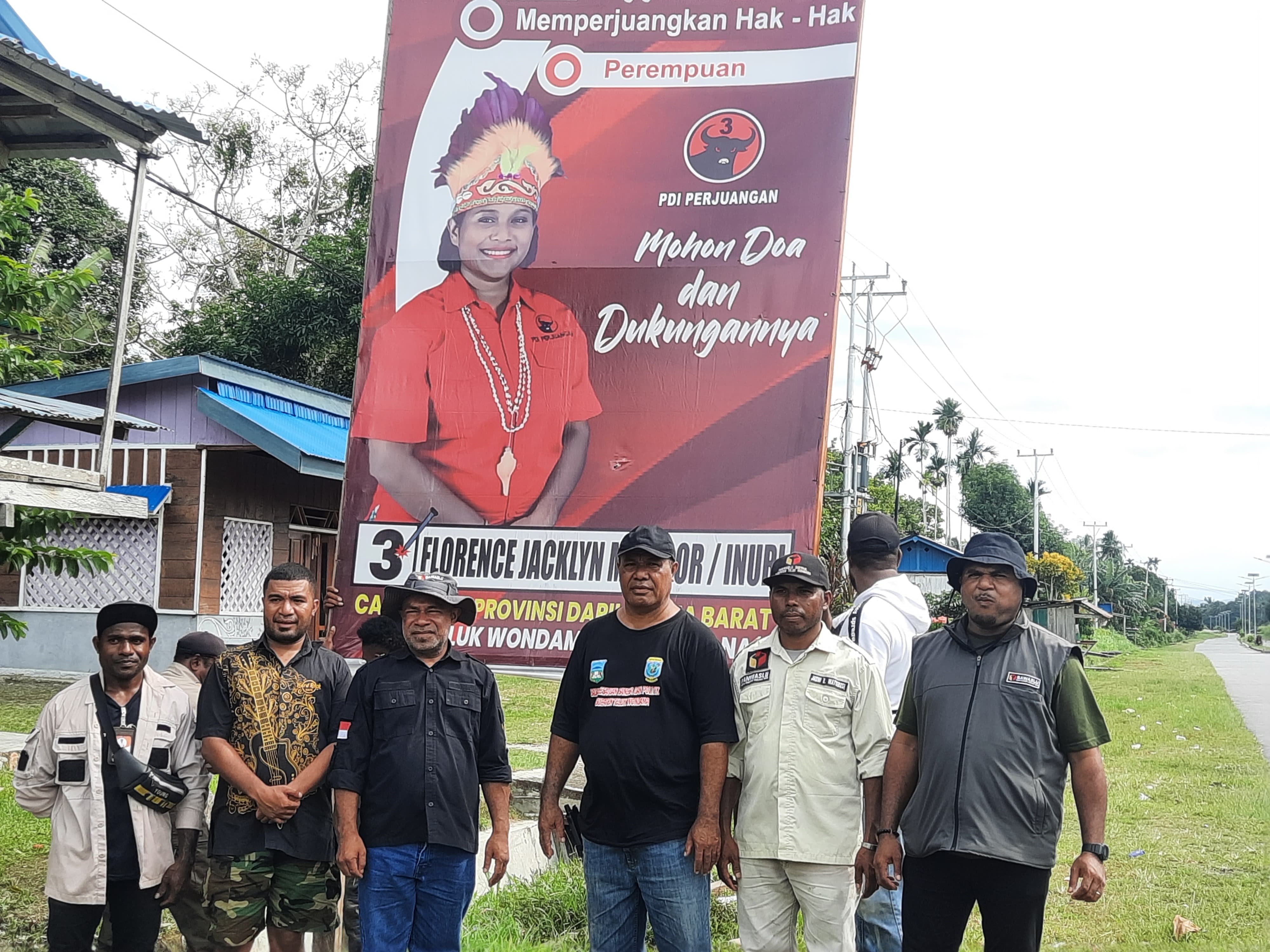 BAWASLU TELUK WONDAMA MELAKUKAN PEMBERSIHAN APK DI MASA TENANG PEMILU TAHUN 2024