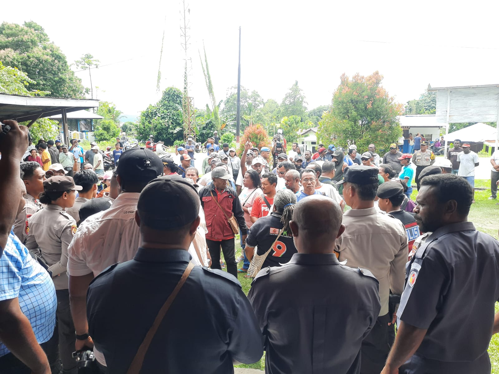 PARA CALON LEGISLATIF ORANG ASLI PAPUA (OAP) DAN GABUNGAN PARTAI POLITIK, MENDESAK BAWASLU KABUPATEN TELUK WONDAMA UNTUK DILAKUKAN PEMUNGUTAN SUARA ULANG (PSU).