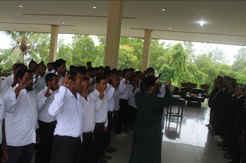 Bawaslu Kabuparen Teluk Wondama secara resmi melantik 76 Panitia Pengawas Pemilu Kelurahan (PKD) untuk Pemilihan Serentak 2024