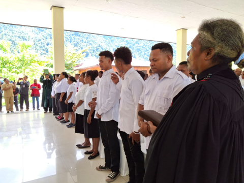 UCAPKAN SUMPAH JANJI: Sebanyak 102 PTPS membacakan Sumpah Janji dan Pakta Intergitas dalam menjalankan tugasnya dalam Pengawasan Pilkada 2024.