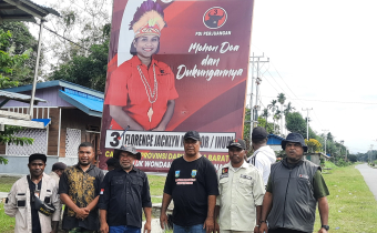 BAWASLU TELUK WONDAMA MELAKUKAN PEMBERSIHAN APK DI MASA TENANG PEMILU TAHUN 2024