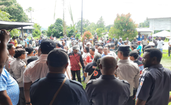 PARA CALON LEGISLATIF ORANG ASLI PAPUA (OAP) DAN GABUNGAN PARTAI POLITIK, MENDESAK BAWASLU KABUPATEN TELUK WONDAMA UNTUK DILAKUKAN PEMUNGUTAN SUARA ULANG (PSU).